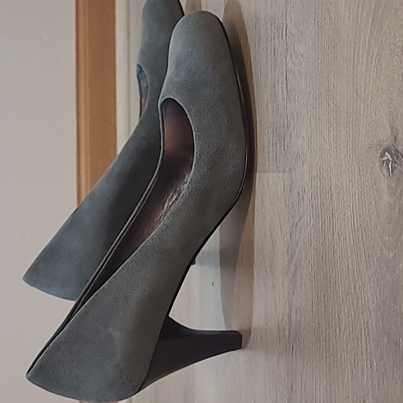 Banana republic gray suede upper 2.5 high pumps size 9 - Picture 3 of 10